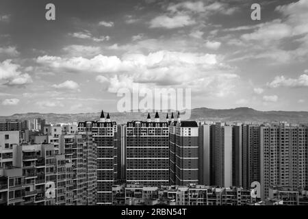 La ville d'affaires de Chengdu en noir et blanc. Banque D'Images