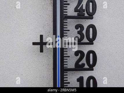 Munich, Bavière, Allemagne. 10 juillet 2023. Un thermomètre affiche des températures légèrement inférieures à 35 degrés Celsius pendant une canicule allemande où des températures record ont déjà été observées et avec des jours plus chauds à venir. (Image de crédit : © Sachelle Babbar/ZUMA Press Wire) USAGE ÉDITORIAL SEULEMENT! Non destiné à UN USAGE commercial ! Banque D'Images