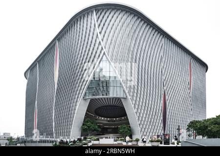 Hong Kong, Chine - avril 28 2023 : le Xiqu Centre, un lieu artistique de classe mondiale pour Xiqu ou opéra chinois, est vu dans le West Kowloon Cultural District Banque D'Images