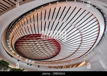 Hong Kong, Chine - avril 28 2023 : le Xiqu Centre, un lieu artistique de classe mondiale pour Xiqu ou opéra chinois, est vu dans le West Kowloon Cultural District Banque D'Images