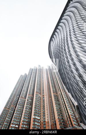 Hong Kong, Chine - avril 28 2023 : le Xiqu Centre, un lieu artistique de classe mondiale pour Xiqu ou opéra chinois, est vu dans le West Kowloon Cultural District Banque D'Images