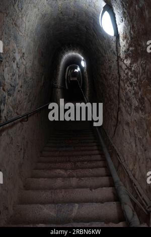 Escalier souterrain ou escalier souterrain de 734 marches sous fort Liberia, une installation militaire conçue par Sébastien le Prestre de Vauban Banque D'Images