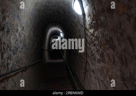 Escalier souterrain ou escalier souterrain de 734 marches sous fort Liberia, une installation militaire conçue par Sébastien le Prestre de Vauban Banque D'Images