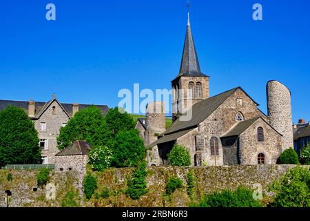 France, Cantal (15), Allanche, église fortifiée Saint-Jean-Baptiste. Parc naturel régional des Volcans d'Auvergne, plateau du Cézallier Banque D'Images