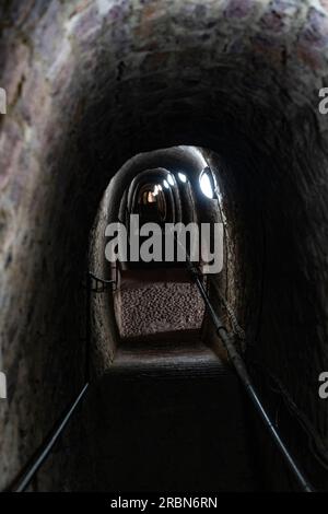 Escalier souterrain ou escalier souterrain de 734 marches sous fort Liberia, une installation militaire conçue par Sébastien le Prestre de Vauban Banque D'Images