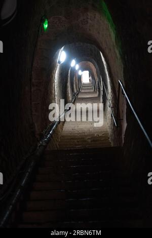 Escalier souterrain ou escalier souterrain de 734 marches sous fort Liberia, une installation militaire conçue par Sébastien le Prestre de Vauban Banque D'Images