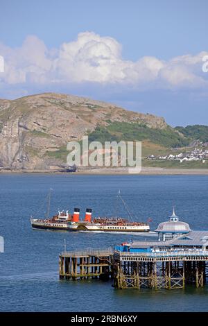 Bateau à aubes WAVERLEY au départ de la jetée victorienne à LLANDUDNO, Gwynedd, au nord du pays de Galles Banque D'Images