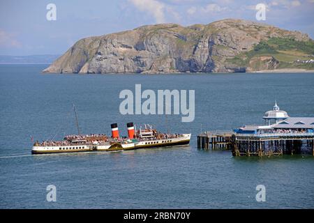 Le bateau à aubes WAVERLEY approche de Llandudno Pier, Gwynedd, Noth Wales Banque D'Images