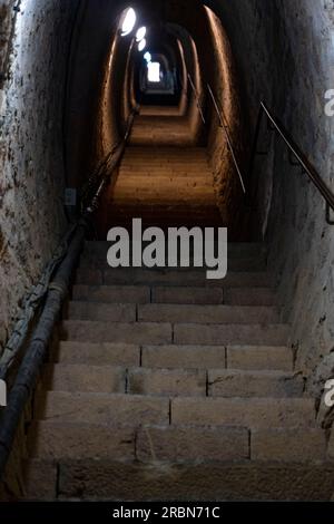 Escalier souterrain ou escalier souterrain de 734 marches sous fort Liberia, une installation militaire conçue par Sébastien le Prestre de Vauban Banque D'Images