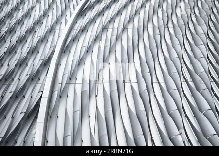 Hong Kong, Chine - avril 28 2023 : le Xiqu Centre, un lieu artistique de classe mondiale pour Xiqu ou opéra chinois, est vu dans le West Kowloon Cultural District Banque D'Images