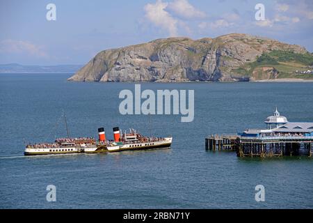 Le bateau à aubes WAVERLEY approche de Llandudno Pier, Gwynedd, Noth Wales Banque D'Images