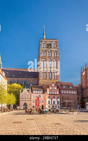 Nikolaikirche et café de rue à Alter Markt Stralsund, Mecklembourg-Poméranie occidentale, Allemagne du Nord, Allemagne Banque D'Images