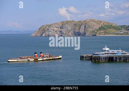 Le bateau à aubes WAVERLEY approche de Llandudno Pier, Gwynedd, Noth Wales Banque D'Images