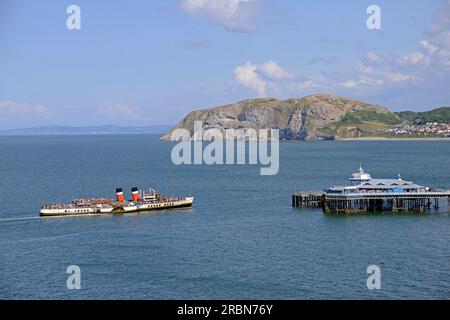 Le bateau à aubes WAVERLEY approche de Llandudno Pier, Gwynedd, Noth Wales Banque D'Images