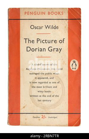 Exemplaire usé d'une ancienne édition de poche de Penguin Books de The Picture of Dorian Gray par Oscar Wilde Banque D'Images