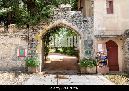 Oleggio Castello, Piémont, Italie - 13 juin 2023 : porte d'entrée du parc de Castello Dal Pozzo à Oleggio Castello Banque D'Images