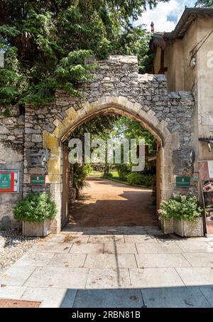 Oleggio Castello, Piémont, Italie - 13 juin 2023 : porte d'entrée du parc de Castello Dal Pozzo à Oleggio Castello Banque D'Images