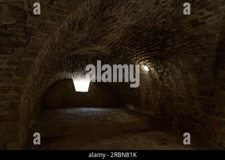 Escalier souterrain ou escalier souterrain de 734 marches sous fort Liberia, une installation militaire conçue par Sébastien le Prestre de Vauban Banque D'Images