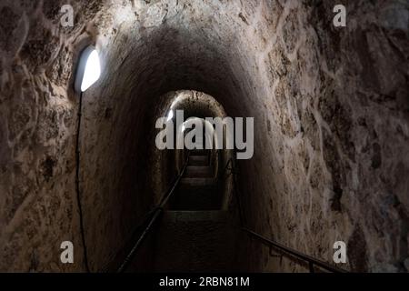 Escalier souterrain ou escalier souterrain de 734 marches sous fort Liberia, une installation militaire conçue par Sébastien le Prestre de Vauban Banque D'Images