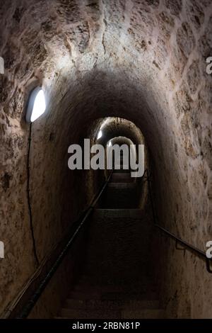 Escalier souterrain ou escalier souterrain de 734 marches sous fort Liberia, une installation militaire conçue par Sébastien le Prestre de Vauban Banque D'Images