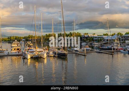 Viti Levu, Fidji : 29 mai 2023 : bateaux ancrés au port de Denarau. Viti Levu. Fidji Banque D'Images