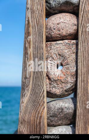 Œuvre d'art sur bois et pierres à la jetée à Zingst, Mecklembourg-Poméranie occidentale, Mer Baltique, Allemagne du Nord, Allemagne Banque D'Images