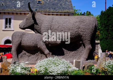 France, Cantal (15), Allanche, sculpture d'une vache Salers sur la place du Foirail. Parc naturel régional des Volcans d'Auvergne, plateau du Cézallier Banque D'Images