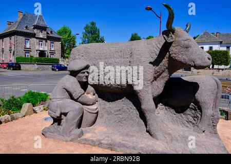 France, Cantal (15), Allanche, sculpture d'une vache Salers sur la place du Foirail. Parc naturel régional des Volcans d'Auvergne, plateau du Cézallier Banque D'Images