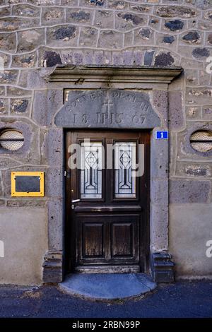 France, Cantal (15), Allanche, école Saint-Joseph où étaient cachés des enfants juifs. Parc naturel régional des Volcans d'Auvergne, plateau du Cézallier Banque D'Images