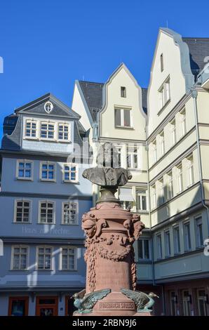 Francfort, Allemagne - février 24 2019 : Statue de Friedrich Stoltze: "Francfort se trouve sur le Mainesstrand sur le Rheinesstrand se trouve Wesel pour faire mieux Banque D'Images