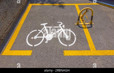 Espace réservé pour les vélos seulement au stationnement dans City Stencil Sign Banque D'Images