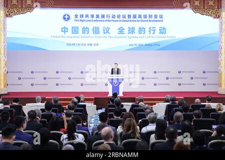 Pékin, Chine. 10 juillet 2023. Wang Yi, membre du Bureau politique du Comité central du Parti communiste chinois (PCC) et directeur du Bureau de la Commission des affaires étrangères du Comité central du PCC, assiste à la première conférence de haut niveau du Forum sur l'action mondiale pour un développement partagé à Pékin, Capitale de la Chine, 10 juillet 2023. Wang a lu une lettre de félicitations envoyée par le président chinois Xi Jinping à la conférence. Crédit : Liu Bin/Xinhua/Alamy Live News Banque D'Images