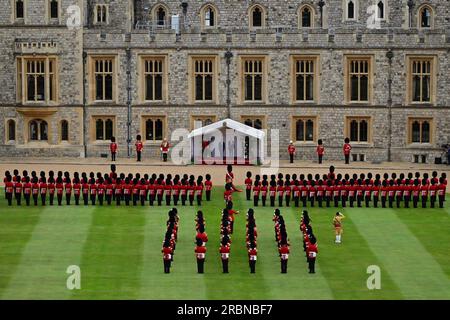 Windsor, Royaume-Uni. 10 juillet 2023. Le président AMÉRICAIN Joe Biden et le roi britannique Charles III inspectent une garde d'honneur, formée par des membres des gardes galloises, lors d'une cérémonie de bienvenue dans le Quadrangle au château de Windsor à Windsor le 10 juillet 2023. Biden effectue une courte visite pour rencontrer le Premier ministre Rishi Sunak et le roi Charles III pour la première fois depuis son couronnement en mai, avant le sommet de l'OTAN de 2023 à Vilnius, en Lituanie. Photo de la famille royale/ crédit : UPI/Alamy Live News Banque D'Images