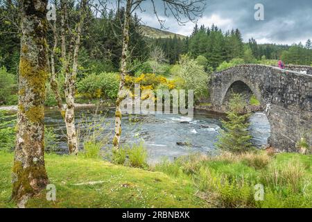 Vieux pont sur la rivière Orchy, Bridge of Orchy, Argyll et Bute, Écosse, Royaume-Uni Banque D'Images