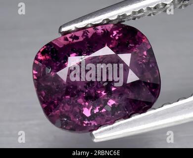 Saphir violet de pierre précieuse naturelle isolé sur fond blanc Photo  Stock - Alamy