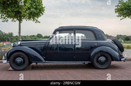 Lelystad, pays-Bas, 18.06.2023, vue latérale de la voiture rétro Mercedes-Benz 170 S de 1952 à la Journée nationale Oldtimer Banque D'Images