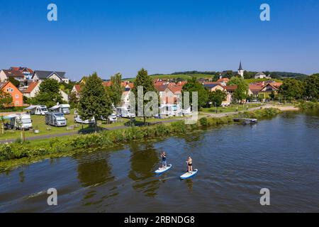 Vue aérienne de deux personnes sur des planches de SUP Standup Paddling sur la rivière main avec camping et ville derrière, Wipfeld, Franconie, Bavière, Allemagne, Europe Banque D'Images