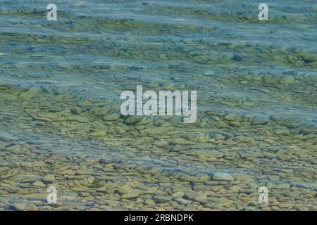 Une capture montrant la belle eau claire du lac Huron. J'ai pris ça de Mackinac Island, Michigan, États-Unis. Lac Huron (français : Lac Huron) Banque D'Images