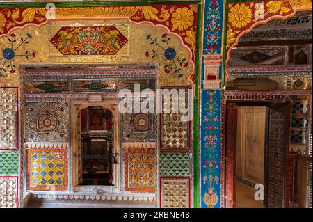 Jaisalmer, Rajasthan, Inde - 16 octobre 2019 : magnifique vue intérieure du temple de la Maison de Patwon Ki Haveli , manoir des marchands Brocade. Banque D'Images