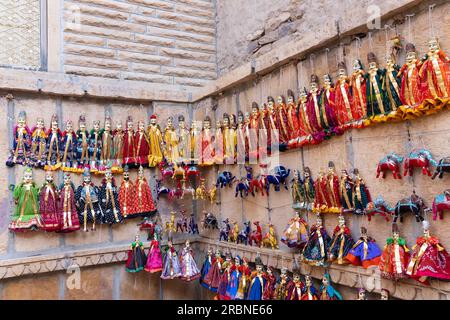 Jaisalmer, Rajasthan, Inde - 16 octobre 2019 : poupées traditionnelles Rajasthan Raja Rani suspendues au mur à vendre près de Patwon Ki Haveli. Banque D'Images