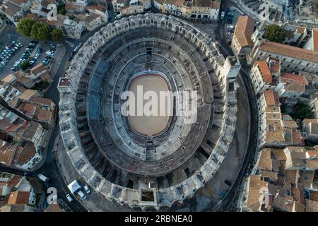 Vue aérienne de l'amphithéâtre d'Arles, Arles, Bouches-du-Rhône, France, Europe Banque D'Images