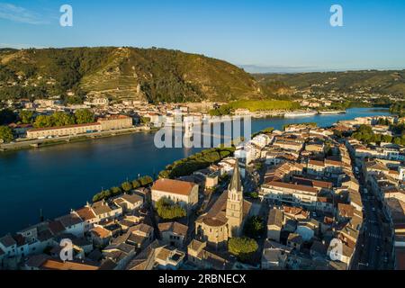 Vue aérienne de la ville et du Rhône, Tain-l'Hermitage, Ardèche, France, Europe Banque D'Images