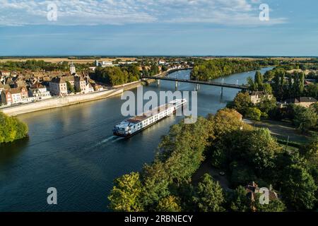 Vue aérienne du bateau de croisière fluviale Excellence Rhône (agence de voyages Mittelthurgau) après avoir quitté l'écluse de Seurre le long de la Saône, Seurre, Côte-d'Or, France, Europe Banque D'Images