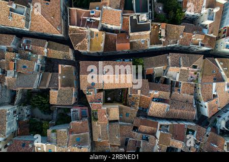 Vue aérienne des toits de la vieille ville, Arles, Bouches-du-Rhône, France, Europe Banque D'Images