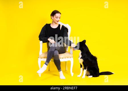 Femme marchant et faisant de l'exercice pour elle-même et son chien Border collie. Banque D'Images