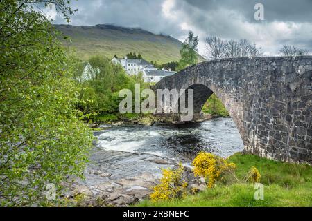 Vieux pont sur la rivière Orchy, Bridge of Orchy, Argyll et Bute, Écosse, Royaume-Uni Banque D'Images