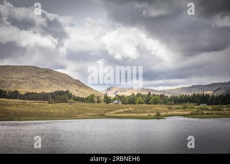 Rive ouest du Loch Tulla sur la bordure sud de Rannoch Moor, Argyll et Bute, Écosse, Royaume-Uni Banque D'Images