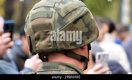 Générique anonyme soldat professionnel méconnaissable de l'armée dans un casque de protection et uniforme complet de près, gros plan de la tête, une personne. Guerre, guerre, A. Banque D'Images