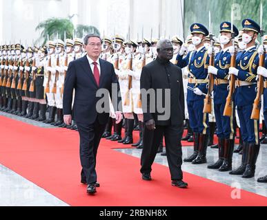 Pékin, Chine. 10 juillet 2023. Le premier ministre chinois Li Qiang organise une cérémonie de bienvenue pour la visite du premier ministre des Îles Salomon Manasseh Sogavare dans la salle nord de la Grande salle du peuple avant leurs pourparlers à Beijing, capitale de la Chine, le 10 juillet 2023. Crédit : Yue Yuewei/Xinhua/Alamy Live News Banque D'Images