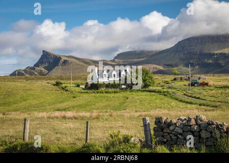 Chalet isolé au nord de la péninsule Trotternish, île de Skye, Highlands, Écosse, Royaume-Uni Banque D'Images